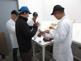 集果轩何副总与集果轩智利分公司商务经理Francisco在Xfru5包装厂对产品进行质量检验